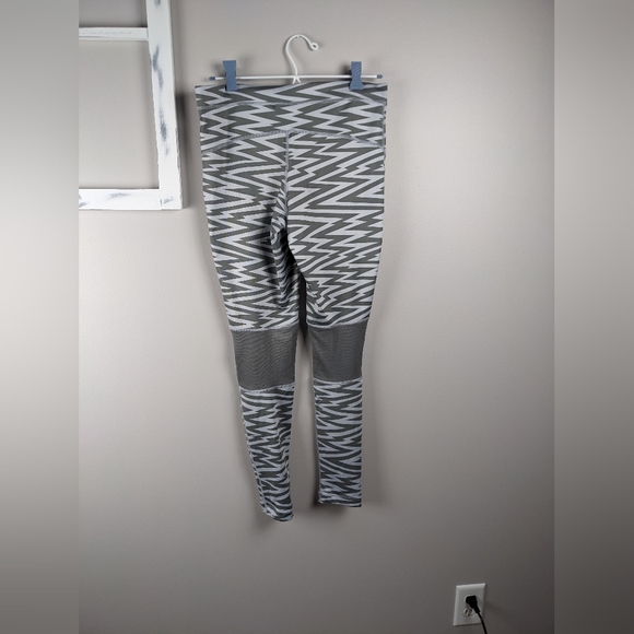 Nike Women's All Over Print AOP Striped Leggings Small Gray - Picture 2 of 9